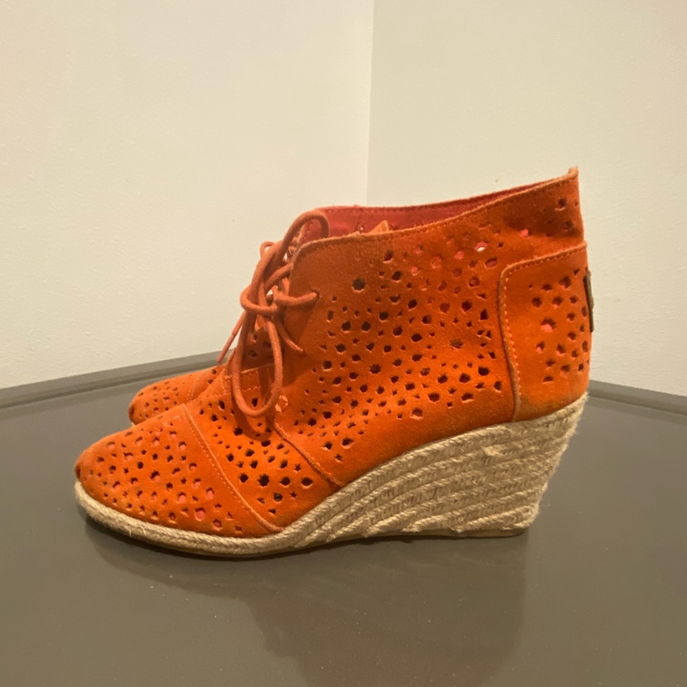 TOMS Moroccan Laser Cut Suede Wedge Boots 7.5 Fall
